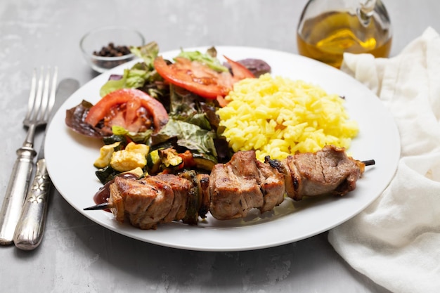 Viande grillée sur salade de bâtonnets de légumes et riz bouilli