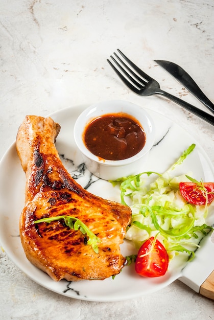 Viande grillée avec salade et sauce