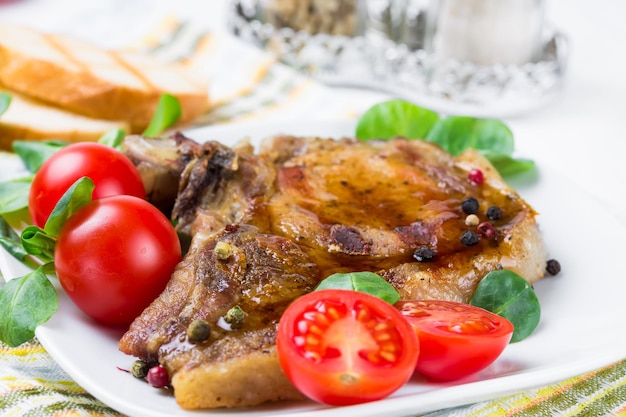 Viande grillée avec salade de tomates et de maïs