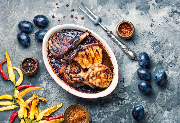 Viande grillée à la sauce aux prunes