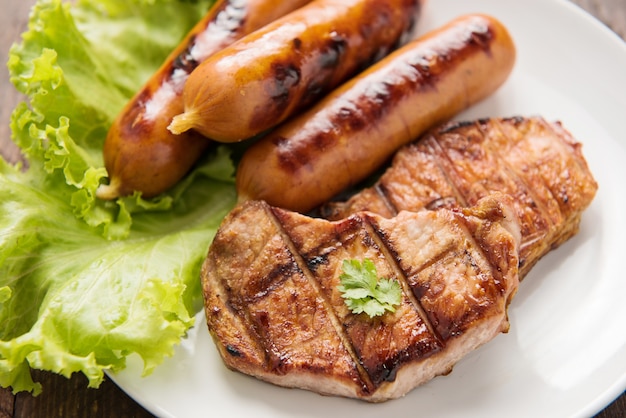 Viande Grillée, Saucisses Et Légumes Sur Plat Se Bouchent.