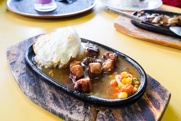 viande grillée, steak de bœuf, servi en plat chaud