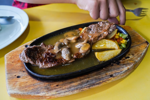 viande grillée, steak de bœuf, servi en plat chaud