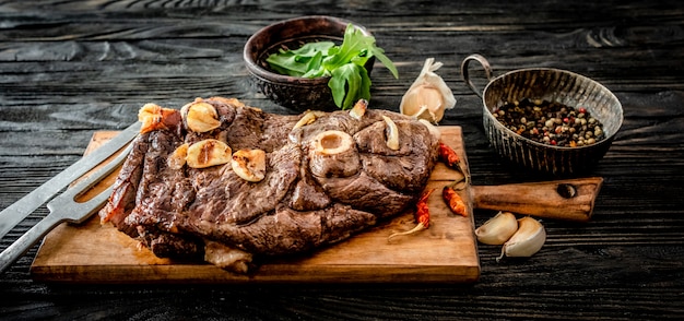 Viande grillée sur une table