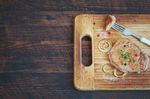 Viande grillée sur une vieille planche de bambou. Vue de dessus avec espace de copie