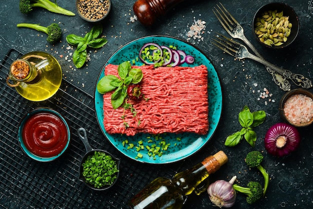 Viande Hachée De Boeuf Hachée Crue Avec Des Herbes Et Des épices Sur Une Assiette Vue De Dessus Sur Un Fond De Pierre