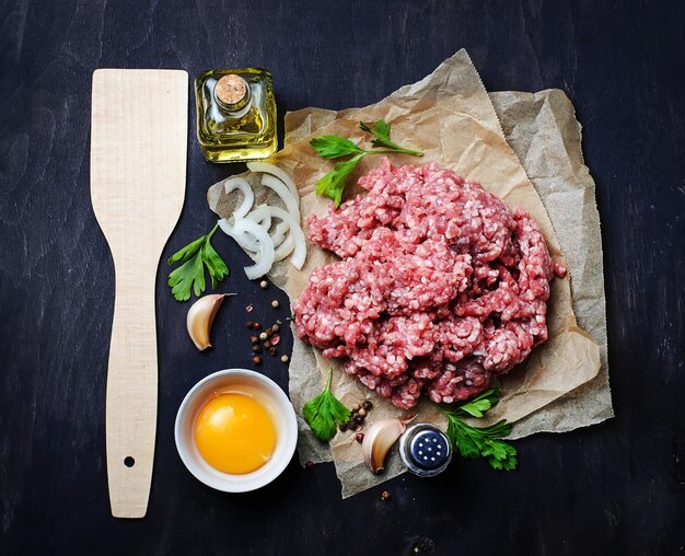 Viande hachée crue à l'huile d'olive et à l'ail