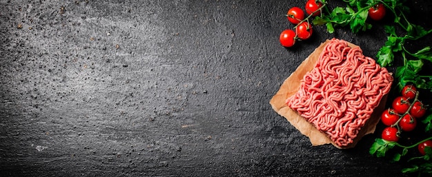 Photo viande hachée crue avec persil et tomates