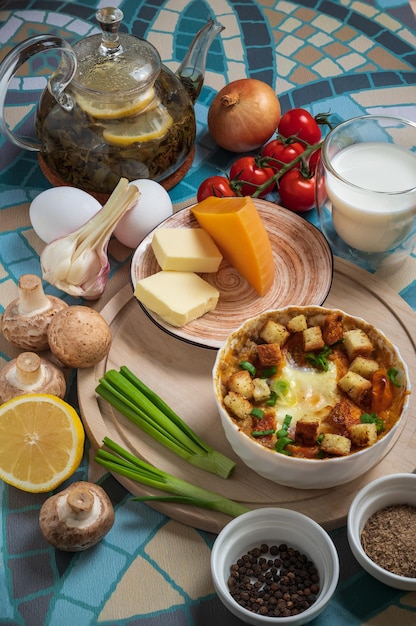 Viande hachée cuite au four avec des oeufs et du pain grillé et des ingrédients