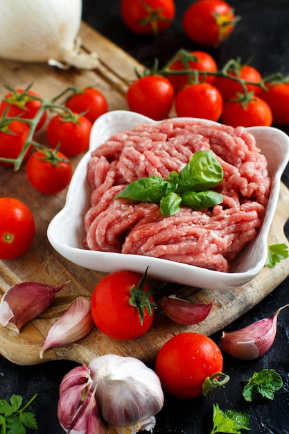 Viande hachée dans un bol avec légumes et épices