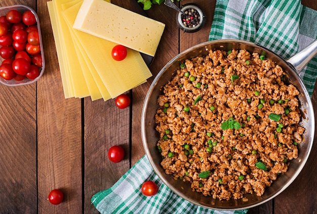 Viande hachée dans une poêle pour farcir les lasagnes. Vue de dessus