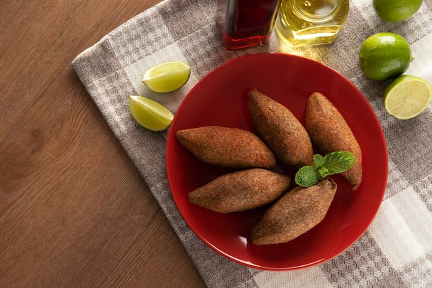 Viande hachée du Moyen-Orient. Plat de fête snack frit Vue de dessus.