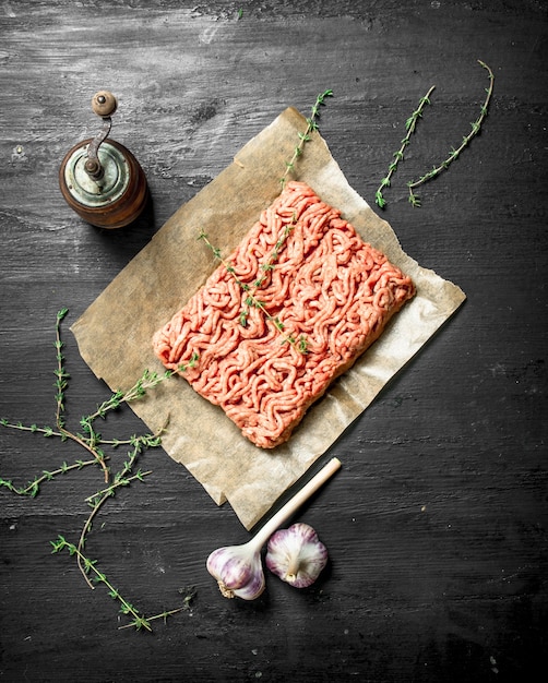 Viande hachée fraîche à l'ail et aux herbes épicées. Sur le tableau noir.