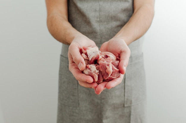 Viande hachée fraîche dans les mains