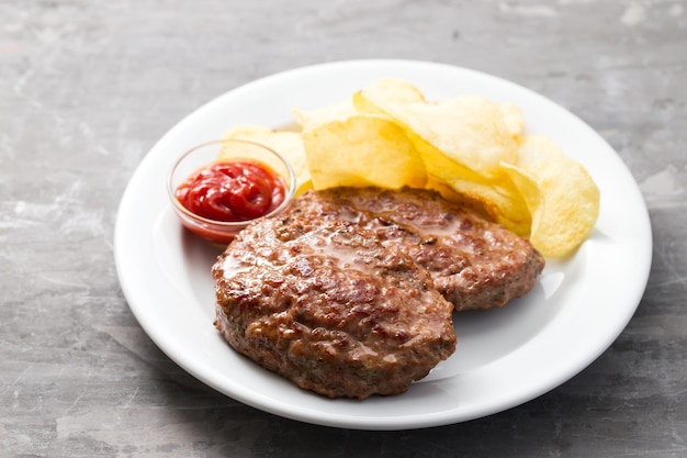 Viande hachée frite avec sauce tomate sur plat