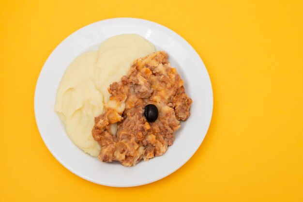 Viande hachée et purée de pommes de terre sur plaque blanche