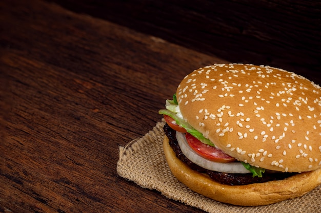 Viande de hamburger et légumes sur fond de bois