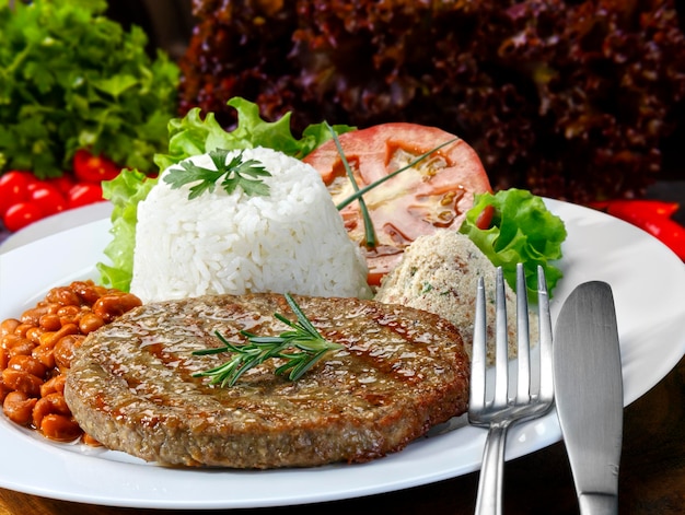 Viande de hamburger avec riz et salade