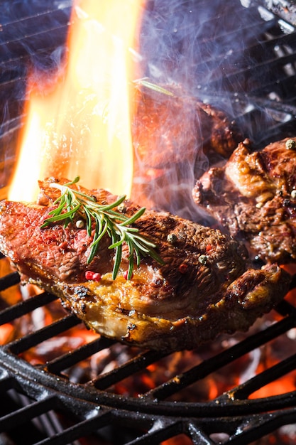 De la viande juteuse est grillée sur un feu ouvert Une flamme de feu puissante fait frire la viande rapidement et peut la brûler La cuisson de la viande nécessite de la patience et des compétences