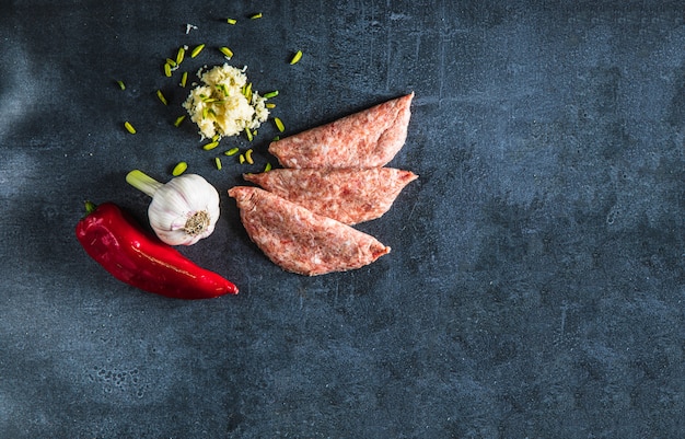 Viande de kebab crue sur l'espace noir. Espace libre. Vue de dessus.