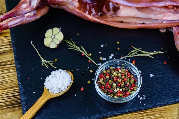 Viande de lapin au poivre sel de romarin et ail sur une ardoise