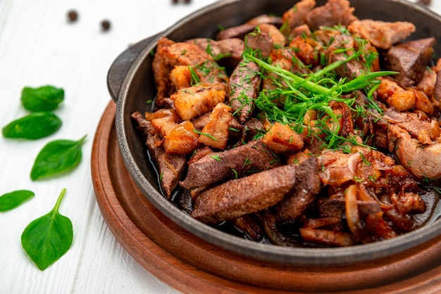 Viande et légumes dans la poêle