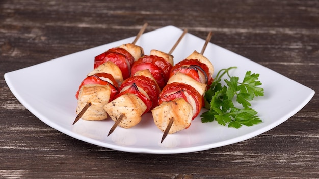 Photo viande et légumes grillés sur brochette