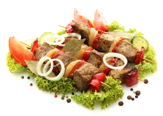 Viande et légumes grillés savoureux sur des brochettes isolés sur blanc