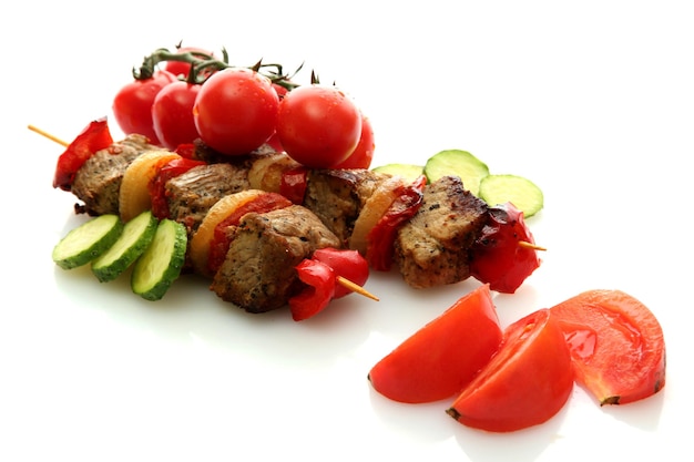 Photo viande et légumes grillés savoureux sur des brochettes isolés sur blanc