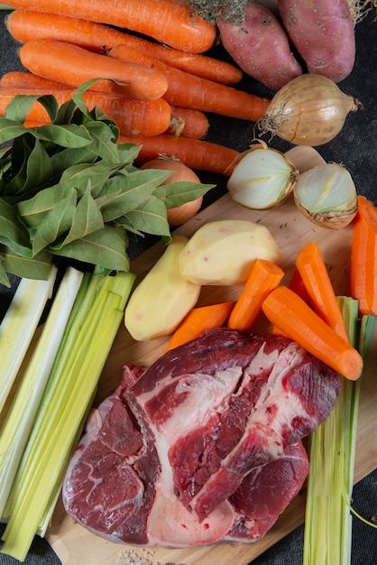 Viande et légumes pour la préparation du pot au feu français