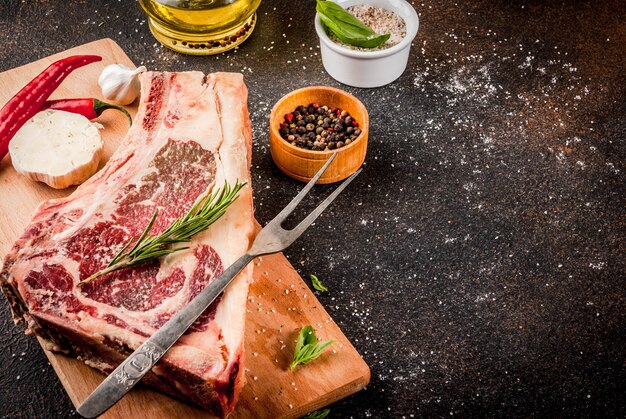 Viande marbrée de boeuf cru sur table en bois