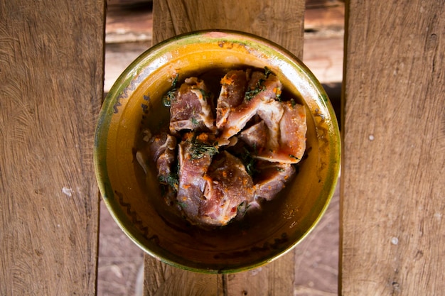 Viande marinée. Cérémonie Pachamanca, une variété de viandes et de légumes sont cuits sous des pierres chaudes.