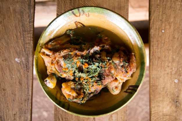 Viande marinée. Cérémonie Pachamanca, une variété de viandes et de légumes sont cuits sous des pierres chaudes.