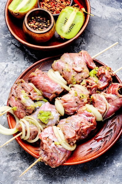 Viande marinée avec oignons et kiwi