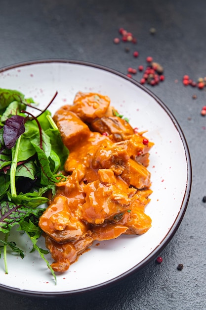 Viande mijotée sauce tomate porc boeuf poulet diététique fraîche repas sain régime alimentaire collation sur la table