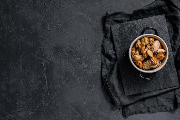 Photo viande de moule crue sur une planche à découper avec du persil.