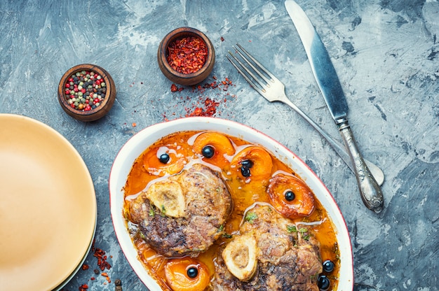 Viande de Noël cuite à la sauce d'abricot