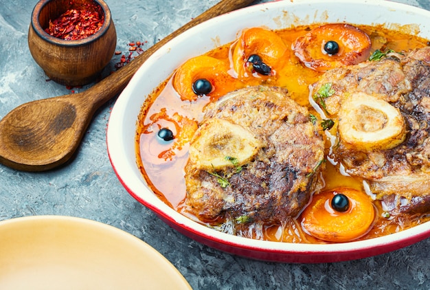 Viande de Noël cuite à la sauce d'abricot