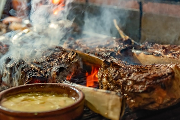 Viande sur l'os parilla argentine sur un feu ouvert
