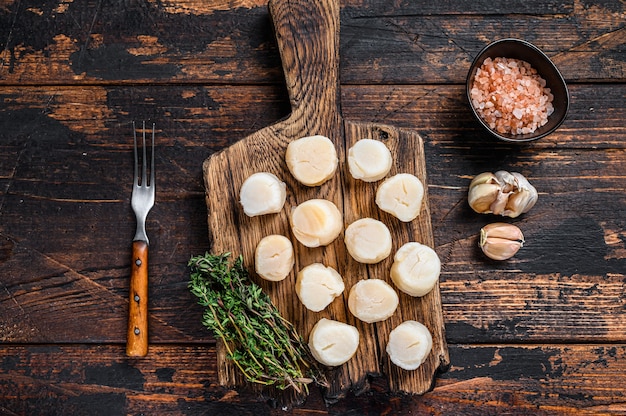 Viande de pétoncles à la vapeur sur une planche de bois