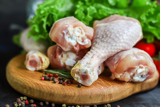 Viande de pilons de poulet cru frais pour la cuisson sur la table repas sain