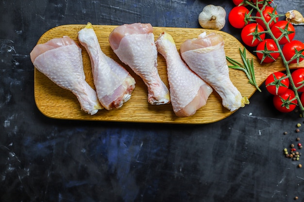 Viande de pilons de poulet cru pour la cuisson sur la table