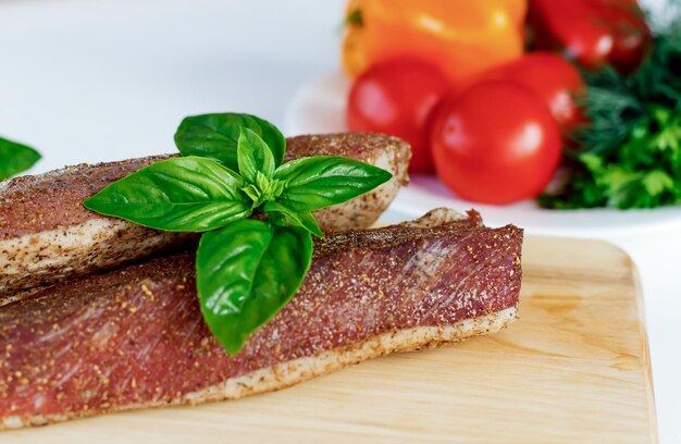 Viande sur une planche de bois avec des légumes