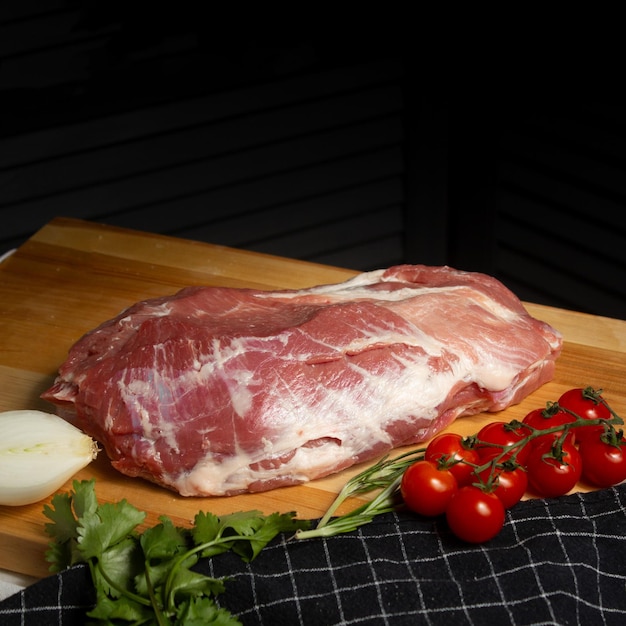 Photo viande sur une planche à découper avec un fond noir