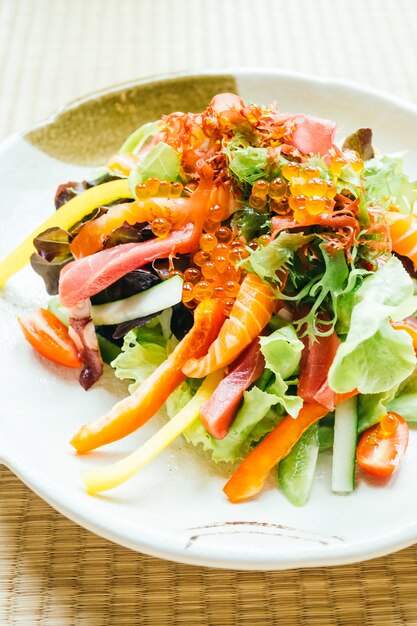 Viande de poisson cru et frais au sashimi avec légumes