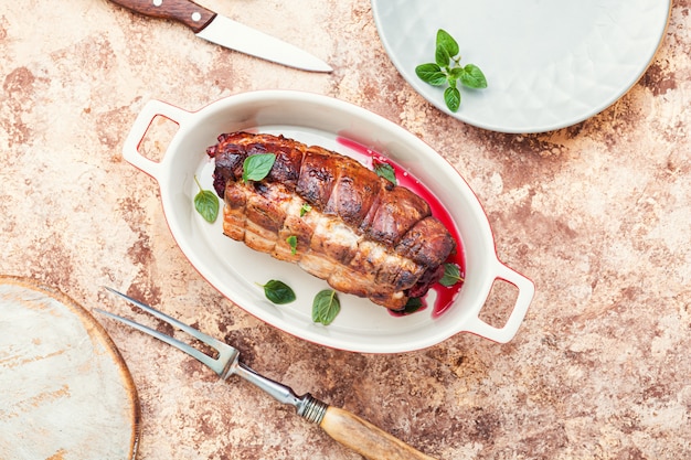 Viande de porc au four avec cerise