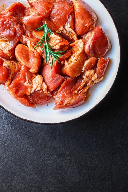 Photo viande de porc ou de boeuf crue dans une assiette