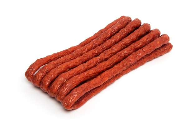 Viande de porc ou de boeuf fumé à sec mince Saucisses Kabanos polonaises isolées sur fond blanc