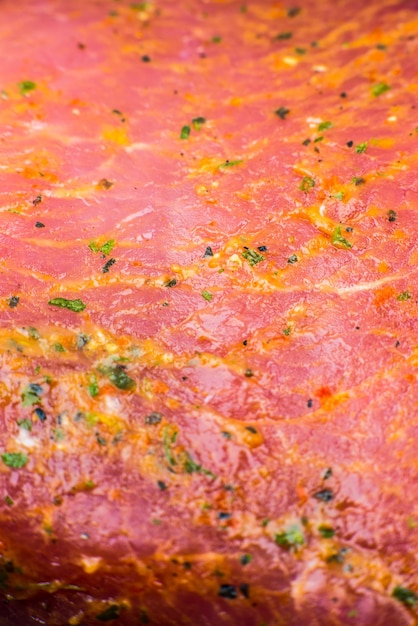 Viande de porc crue aux épices et aux herbes Fond de texture de viande rouge Macro photo Gros steak juteux frais