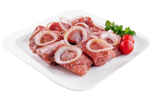 Viande de porc crue aux oignons et épices pour la cuisson des brochettes
